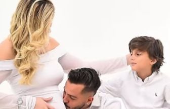 Meia do Remo e musa do Paysandu anunciam gravidez.