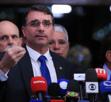 Imagem - Flávio Bolsonaro é alvo de investigação da Polícia Federal