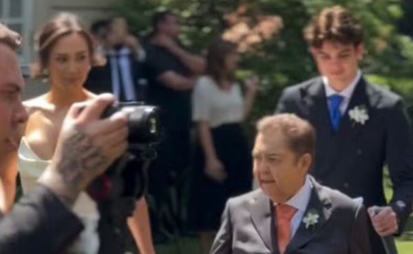 De cadeira de rodas, Faustão participa do casamento da filha.