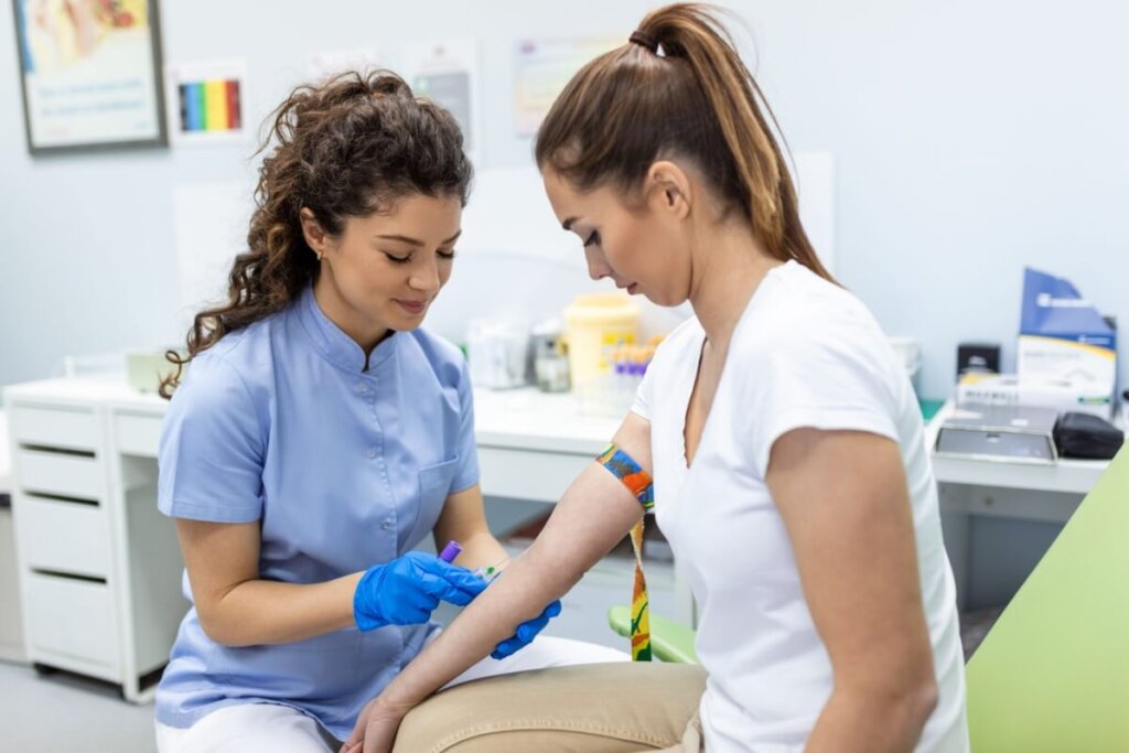 O doador de medula óssea passa por diversos exames, garantindo que a doação seja segura (Imagem: Photoroyalty | Shutterstock)