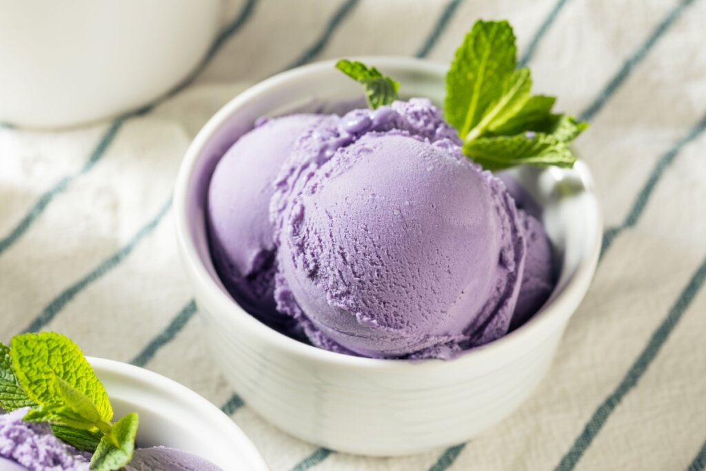 Sorvete cremoso de batata-doce roxa (Imagem: Brent Hofacker | Shutterstock)