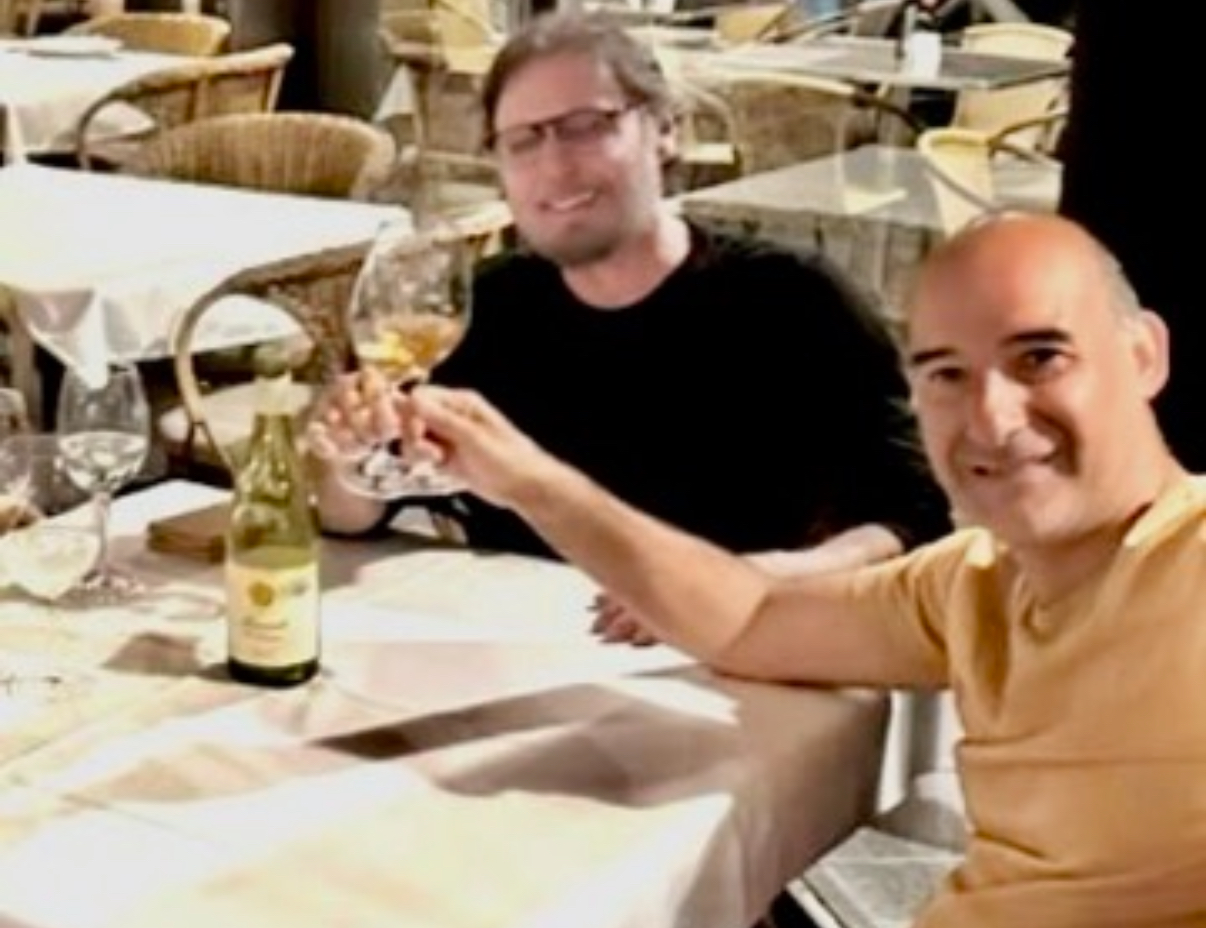 No Manjar das Garças, Arlindo Guimarães brinda com Jean Claude Cara, durante a visita do famoso chef franco brasileiro, consultor de vinhos e de gastronomia. 
