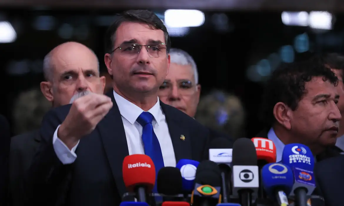 Imagem - Flávio Bolsonaro pede que Itália não extradite Carla Zambelli e acusa STF de perseguição política