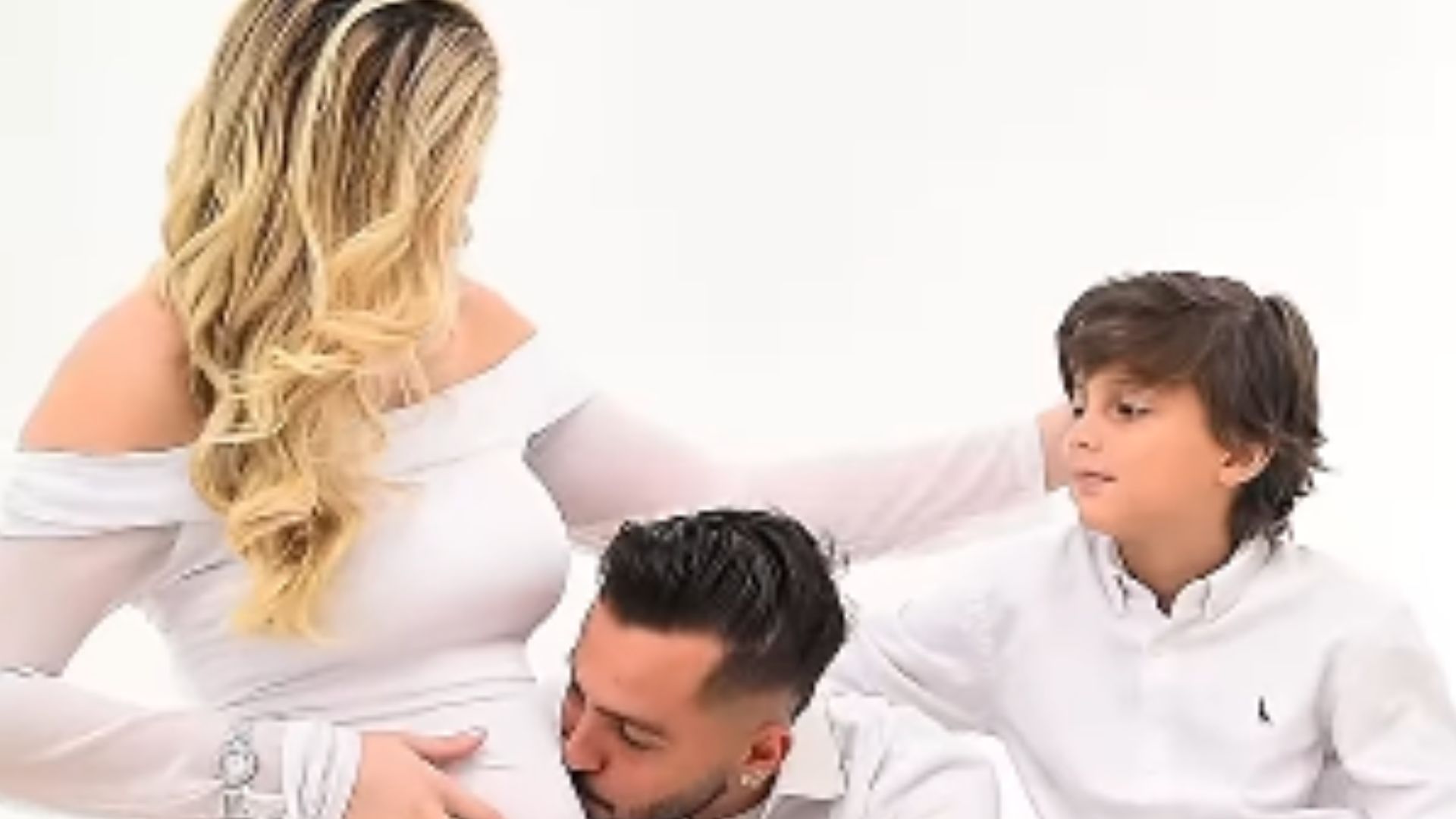 Suellem ao lado do filho e Pavani anunciam a gravidez