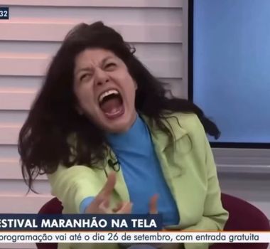 Imagem - Atriz Gilda Nomacce surpreende em telejornal ao encarnar terror em plena entrevista