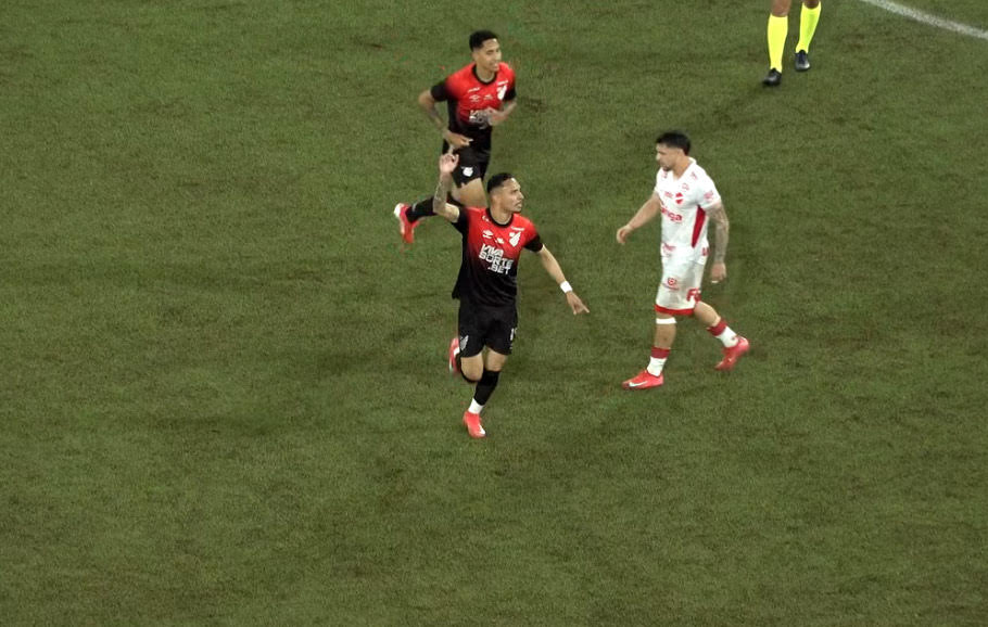 Imagem - Athletico vence Vila Nova e segue na briga pelo G4 da Série B