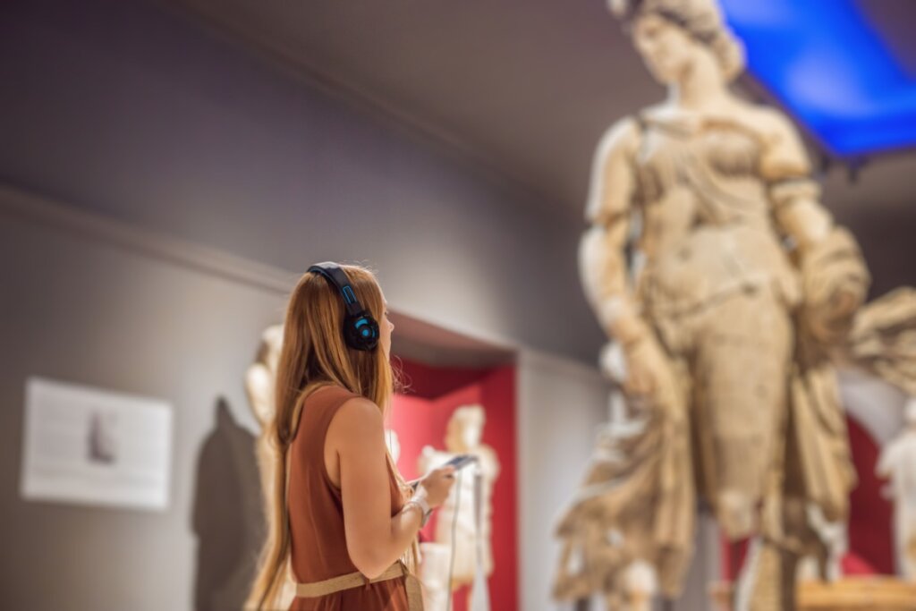 Museus, teatros, cinemas e eventos podem garantir acessibilidade por meio de audiodescrição, legendas e intérpretes de Libras (Imagem: Elizaveta Galitckaia | Shutterstock)