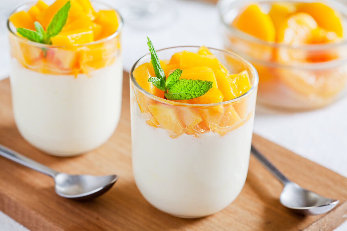 Panna cotta de pêssego (Imagem: mpephotos | Shutterstock)
