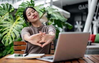 6 exercícios para aliviar dores causadas pelo trabalho no computador