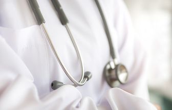Vítima de tentativa de estupro, médica é demitida após denunciar caso