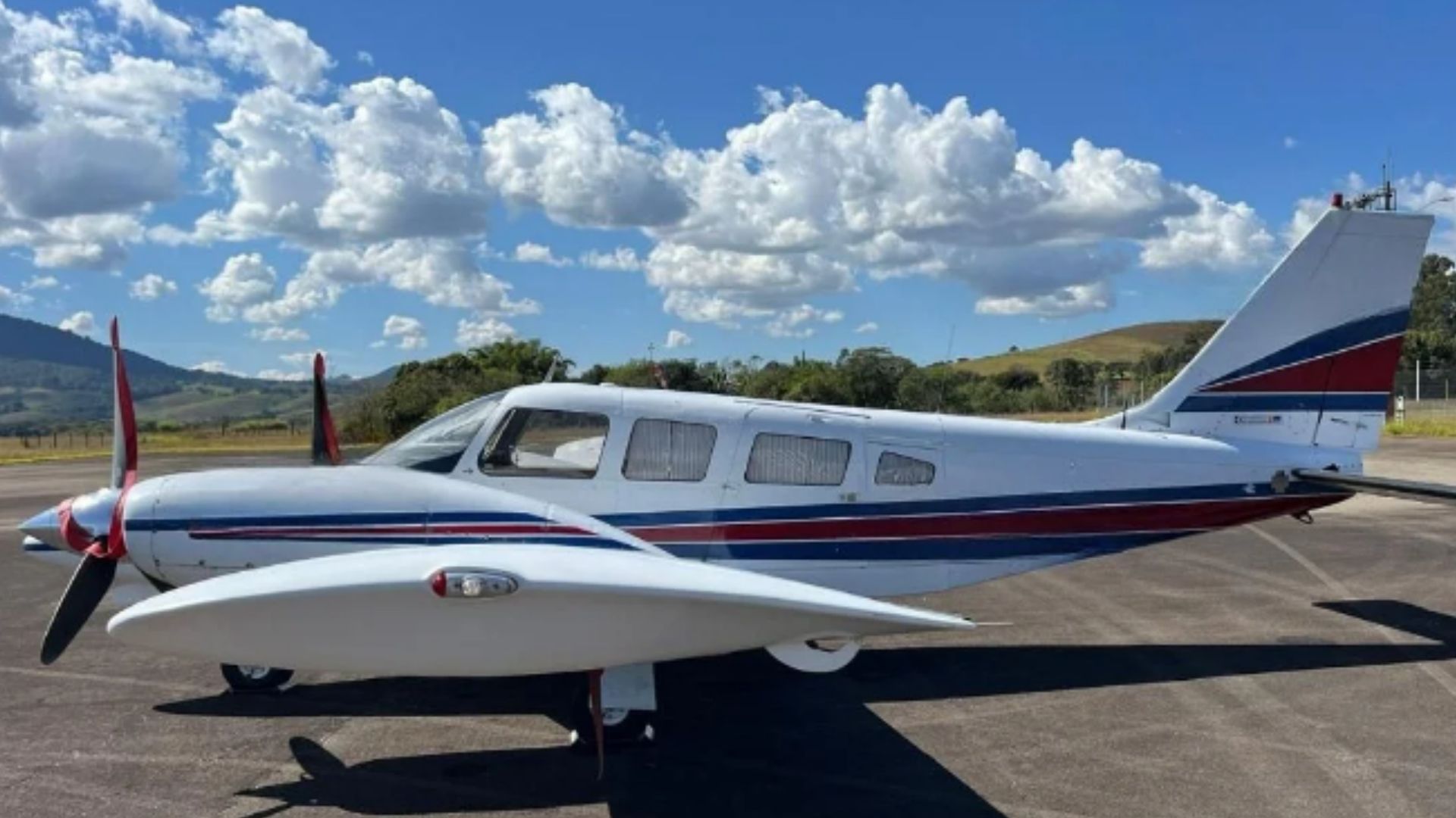 Avião modelo EMB-810-D ficou parcialmente destruído no acidente