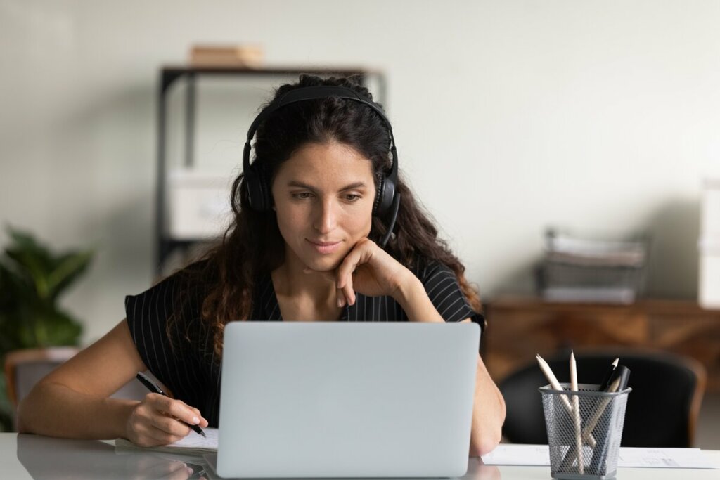 Aprender um novo idioma estimula a formação de novas conexões neurais (Imagem: Fizkes | Shutterstock)