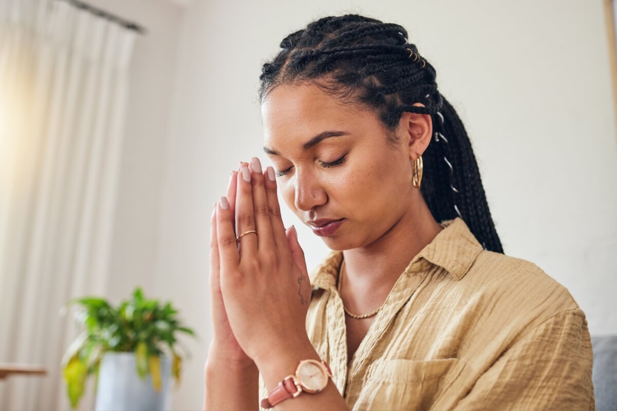 As orações são um convite a cultivar a confiança, a gratidão e a proteção divina (Imagem: PeopleImages | Shutterstock)