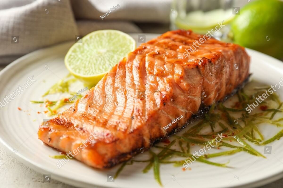 O consumo de salmão é benéfico para a saúde (Imagem: New Africa | Shutterstock)