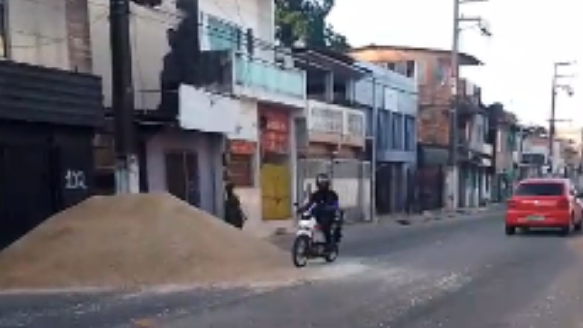 Material na pista da Perímetral é um alerta para motoristas e pedestres