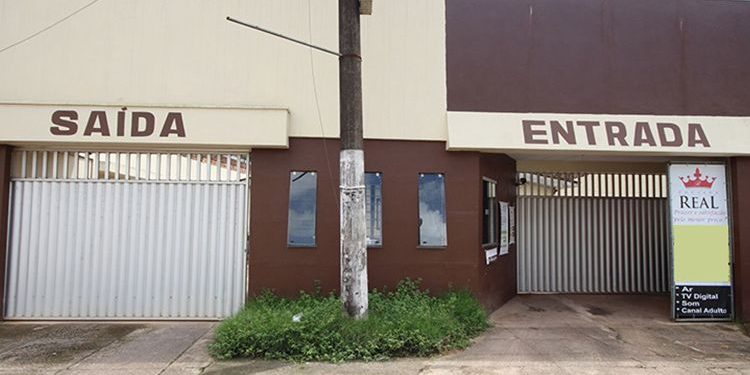 Um homem morreu na manhã desta segunda-feira (22) após sofrer uma descarga elétrica enquanto trabalhava na fachada da Pousada Real