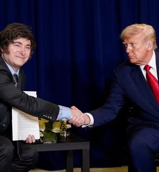 Imagem - Milei ganha presente de Trump: a versão impressa de um post