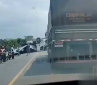 Imagem - Vídeo: carreta fica destruída após colidir com moto e capotar na BR 155, no Pará