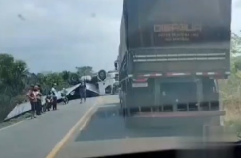 Imagem - Vídeo: carreta fica destruída após colidir com moto e capotar na BR 155, no Pará