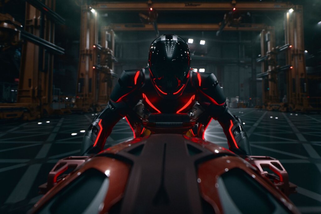 &#8220;Tron: Ares&#8221; acompanha Ares, que deixa o ambiente digital para entrar no mundo real em uma missão de alto risco (Imagem: Reprodução digital | Disney Pictures)
