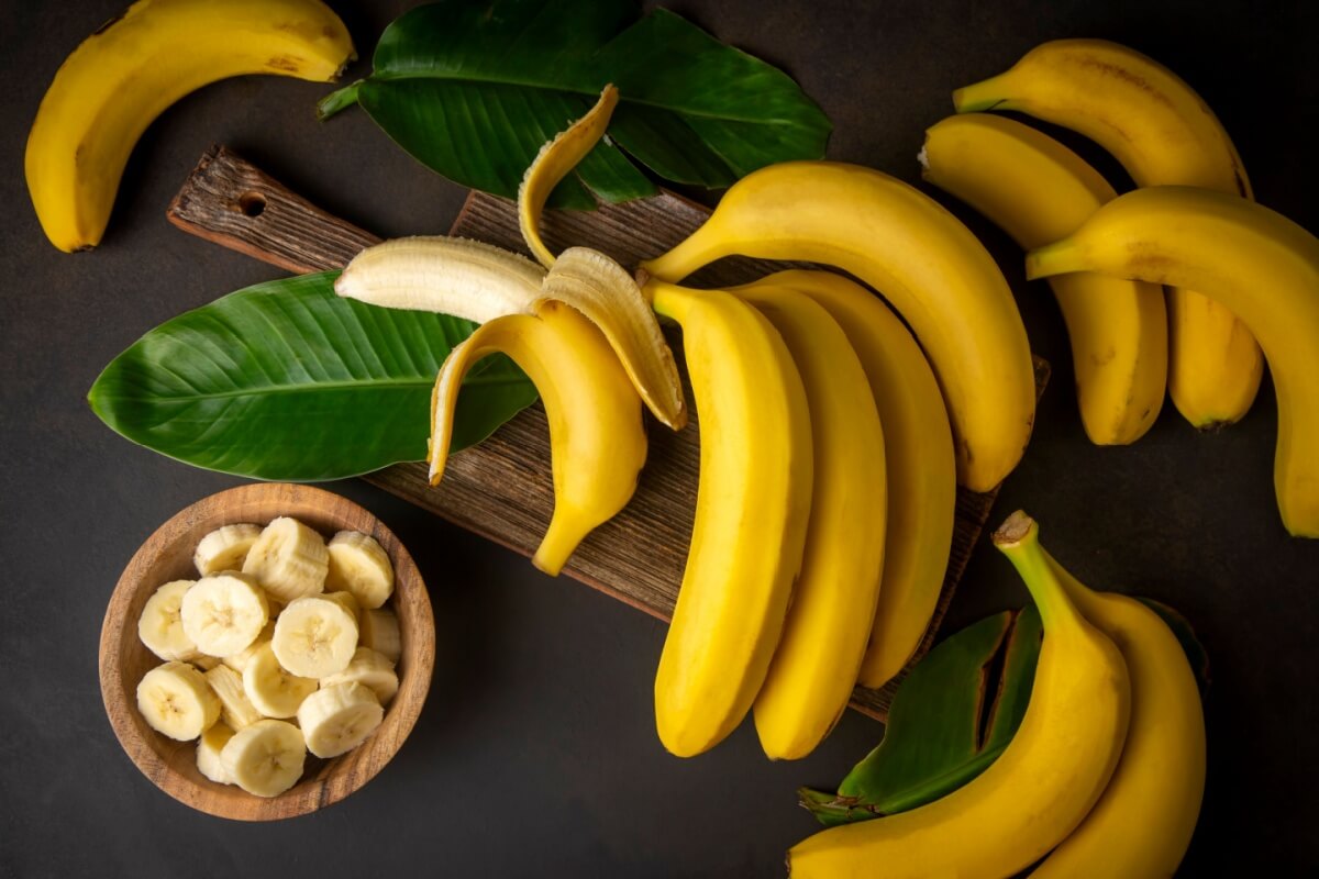 A banana é uma fruta rica em nutrientes benéficos para a saúde (Imagem: Esin Deniz | Shutterstock)