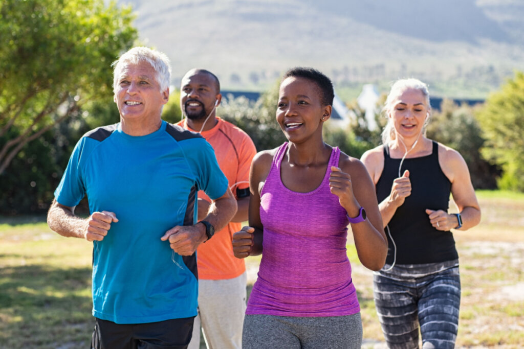 A corrida treina o sistema cardiorrespiratório e ajuda a melhorar a sensibilidade à insulina (Imagem: Ground Picture | Shutterstock) 