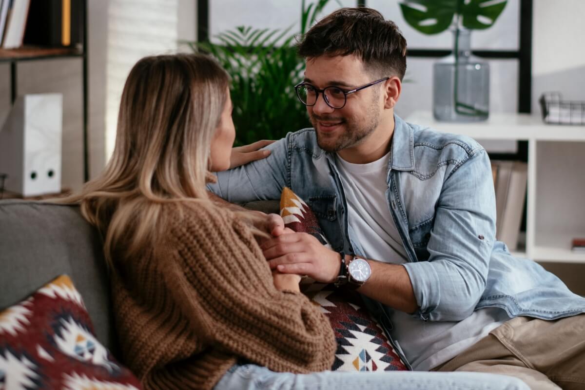 A escuta ativa pode ajudar quem precisa de apoio emocional (Imagem: Just Life | Shutterstock)