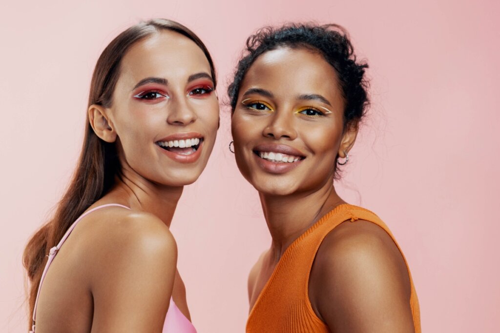 A sombra e o delineado complementam a maquiagem de primavera (Imagem: ShotPrime Studio | Shutterstock)