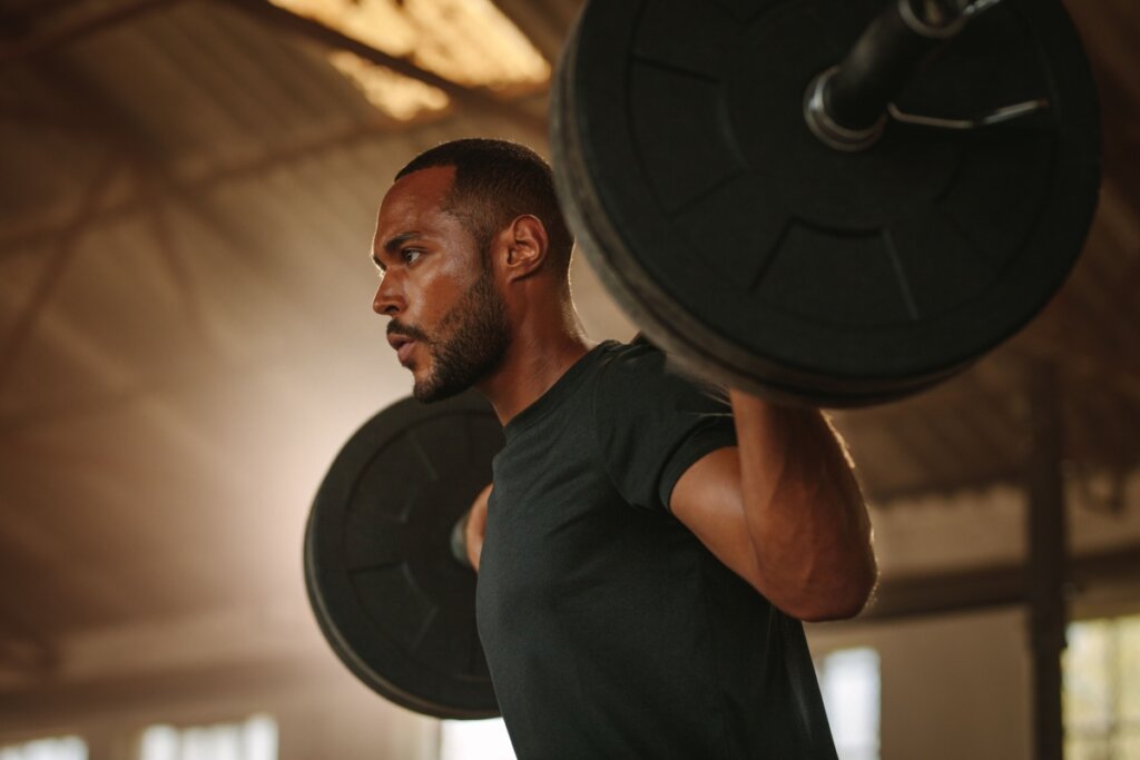 É importante aprender o movimento correto antes de executar o exercício (Imagem: Jacob Lund | Shutterstock)