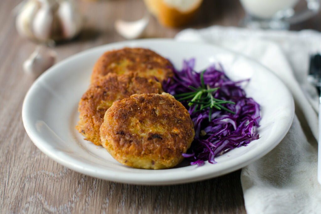 Hambúrguer de grão-de-bicocom aveia (Imagem: Teleginatania | Shutterstock)