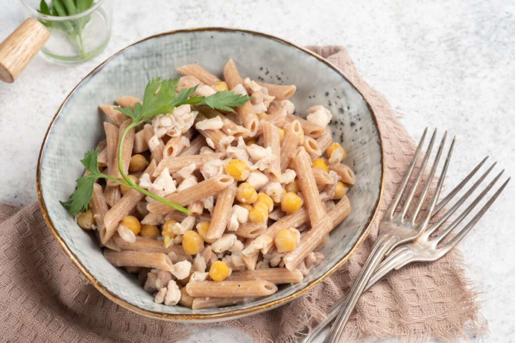 Macarrão integral com grão-de-bico (Imagem: Elena Shashkina | Shutterstock)
