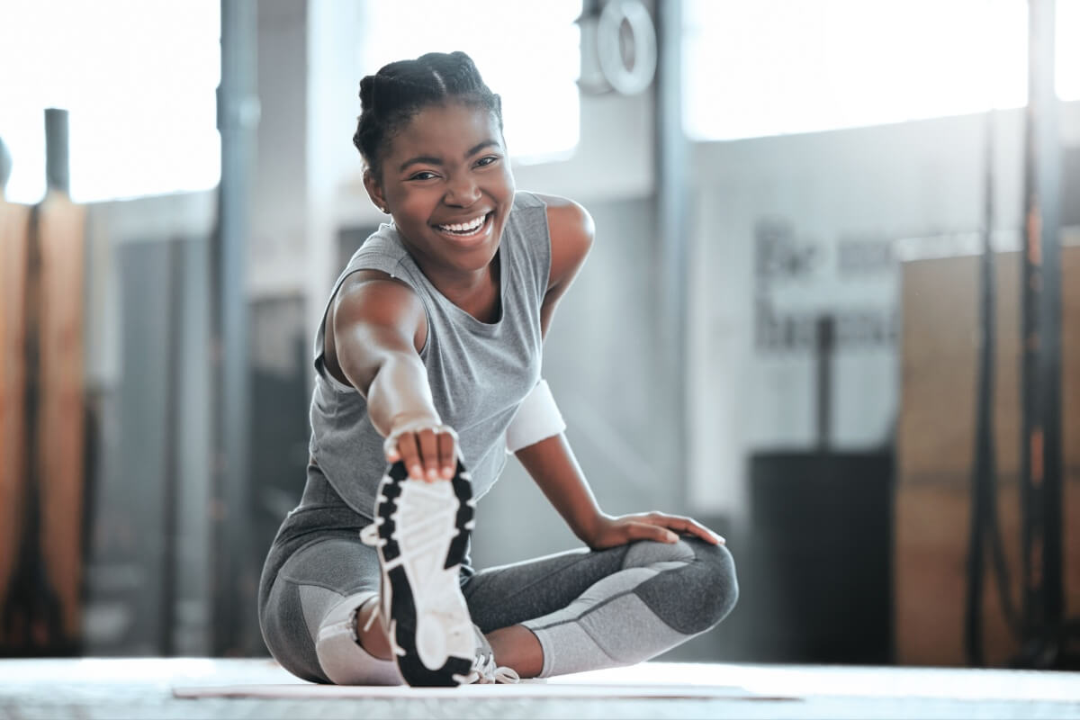 Treinar com responsabilidade e respeitando os limites do corpo ajuda a evitar lesões (Imagem: PeopleImages | Shutterstock) 