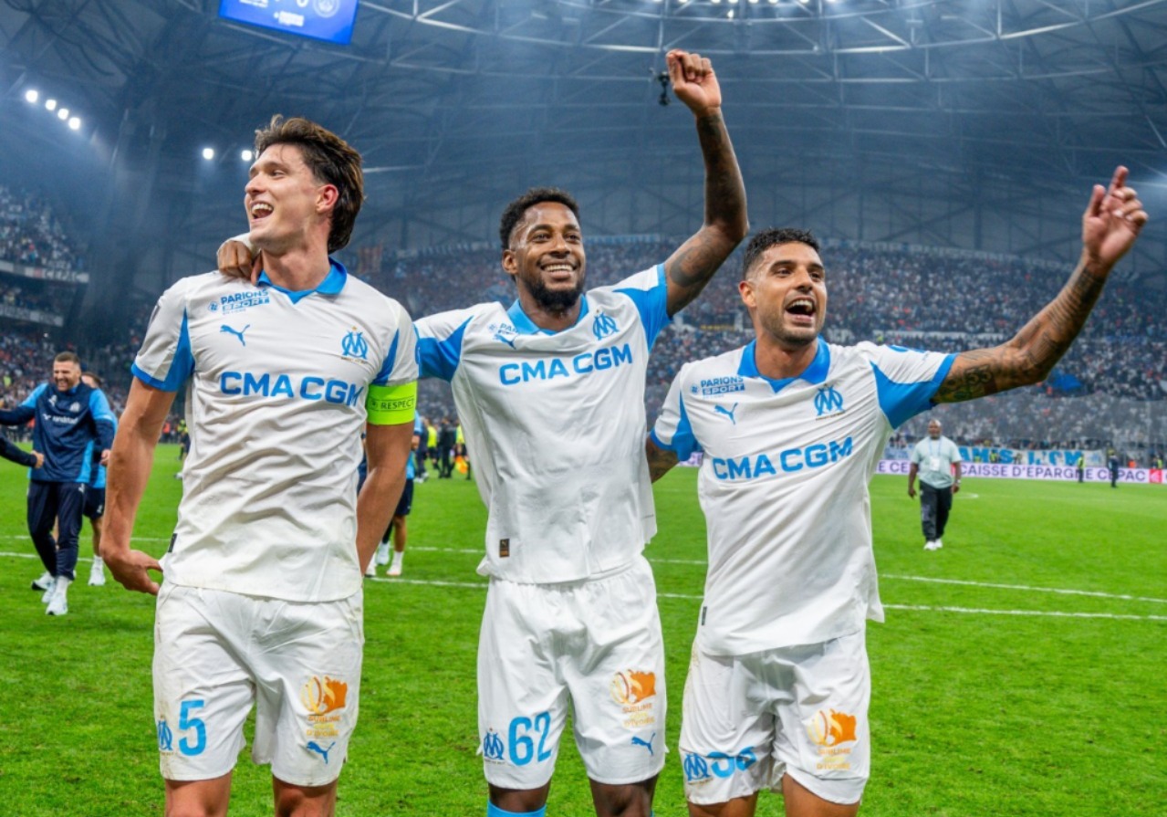 Jogadores do Olympique comemoram a vitória no clássico - 