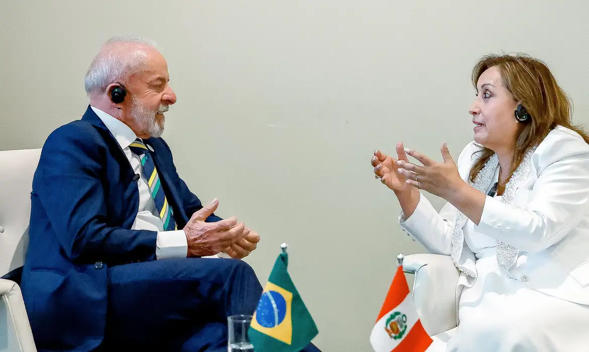 Lula e presidenta do Peru, Dina Baluarte. 