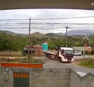Imagem - Vídeo: caminhão é atingido por trem e ocupantes sobrevivem no RJ