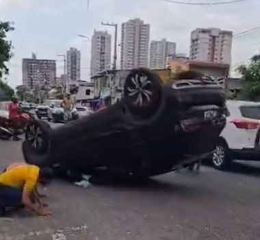 Imagem - Carro capota após colisão no bairro do Marco em Belém
