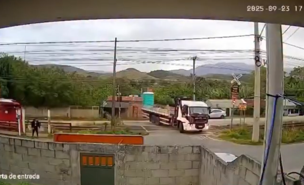 Caminhão é atingido por trem no RJ