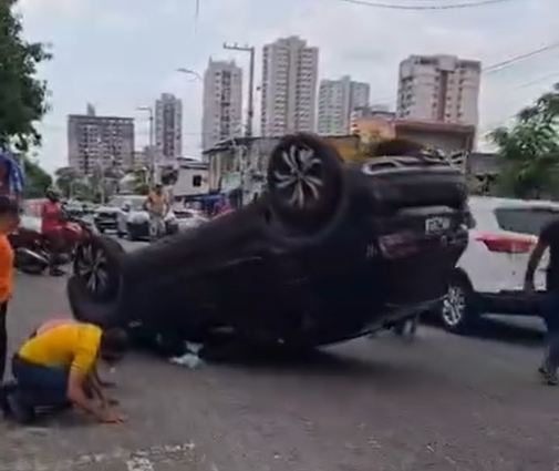 Carro capota após colisão no bairro do Marco em Belém