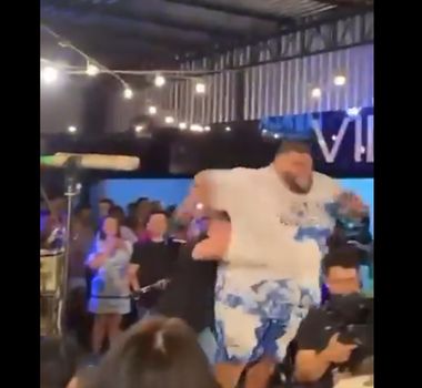 Imagem - Vídeo: cantor de pagode é empurrado do palco após acusação de assédio