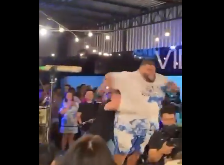 cantor de pagode é empurrado do palco após acusação de assédio
