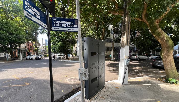 Imagem - Totem de propaganda em calçada do centro de Belém gera denúncias por irregularidade