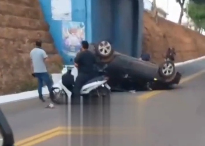 Imagem - Vídeo: carro despenca de viaduto e capota em avenida no Pará