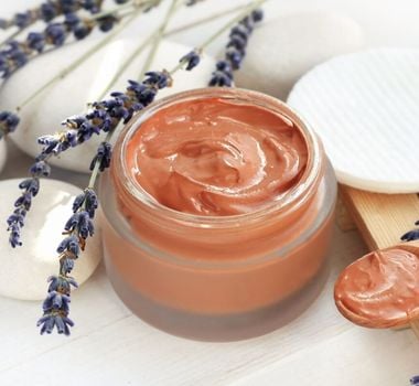 Imagem - 7 dicas para turbinar o skincare com a argila vermelha