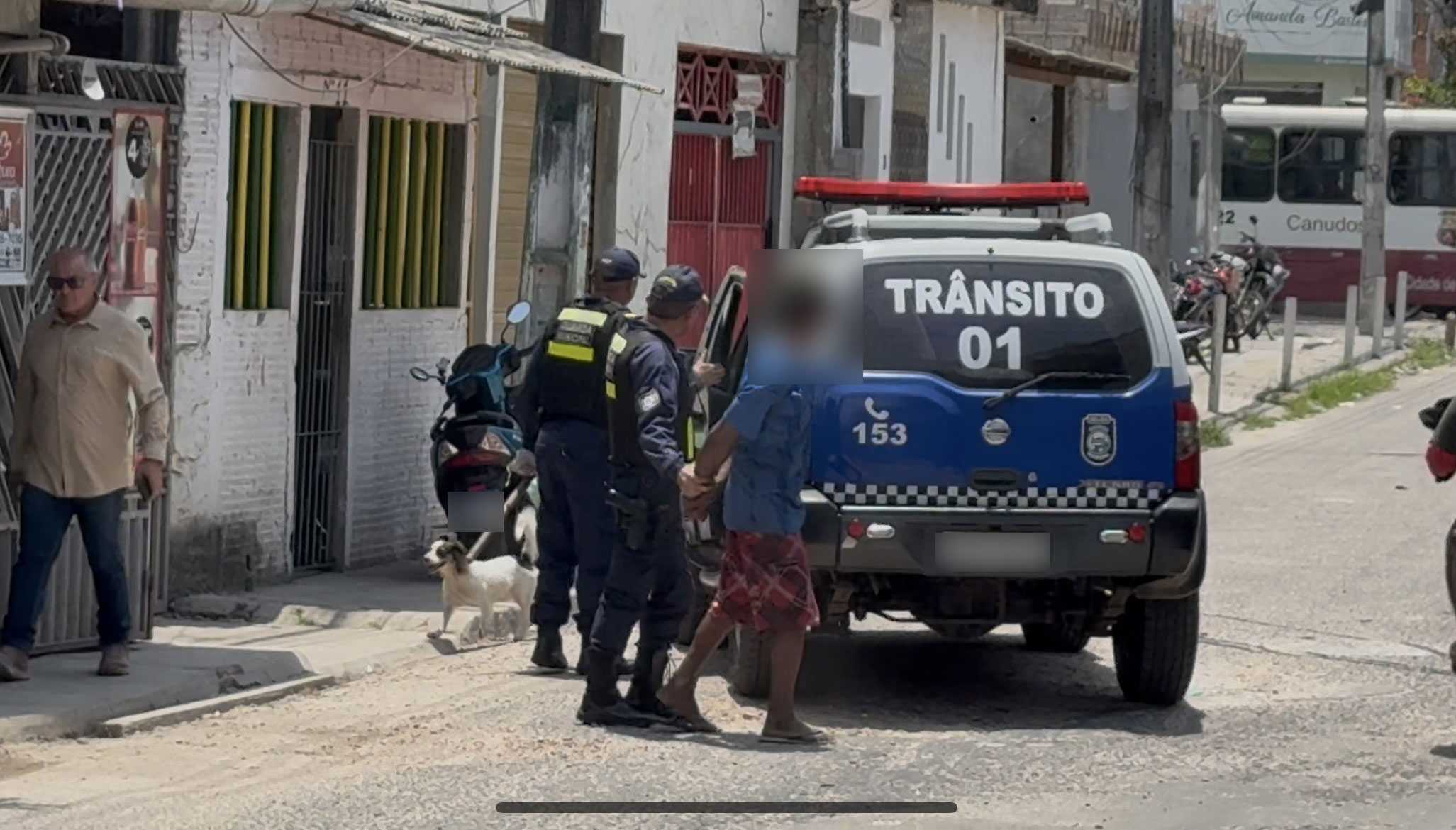 A Prefeitura de Belém realizou, na manhã desta quinta-feira (25), uma operação para coibir o descarte irregular de lixo na cidade