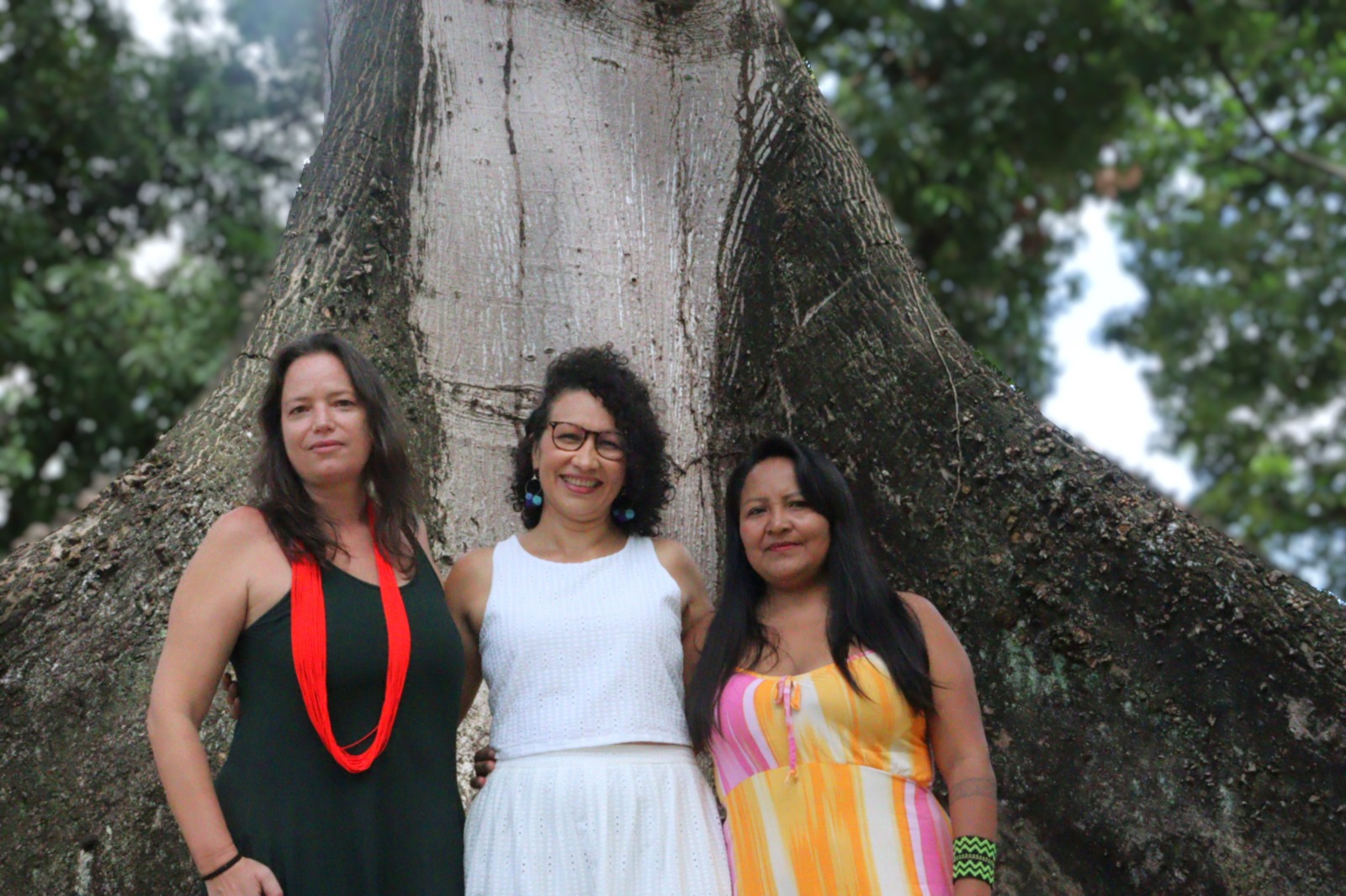 Com trajetórias distintas, Francy Baniwa, Joice Ferreira e Helena Lima reúnem saberes que vão da ancestralidade indígena e das expressões artísticas à pesquisa ecológica e arqueológica.