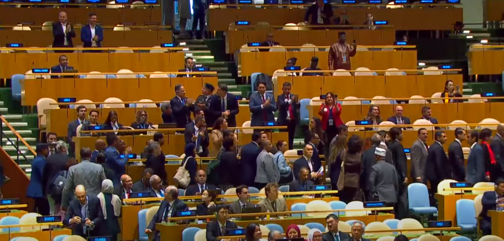 (Delegação brasileira saiu da plenária assim que o primeiro ministro de Israel subiu no púlpito)