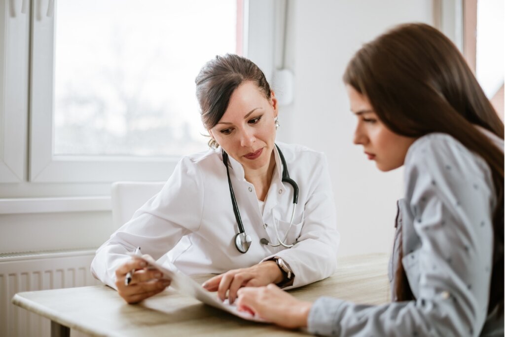 Jovens adultos também precisam de acompanhamento médico (Imagem: Branislav Nenin | Shutterstock) 