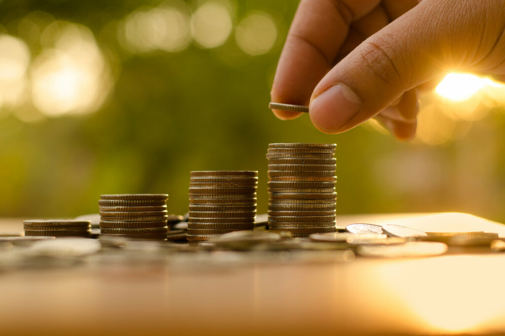Simpatia a São Cosme e Damião pode ser feita para não faltar dinheiro em casa (Imagem: Singkham | Shutterstock)