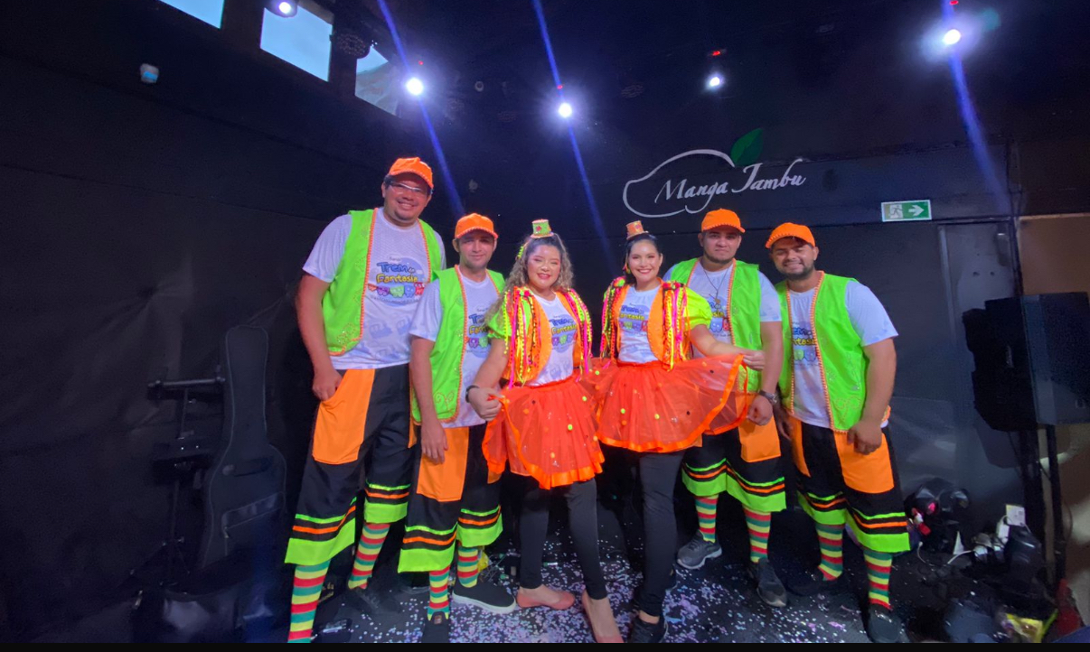 Integrantes da Banda Trem da Fantasia: Roberta Santos (vocal), Ellen Thainara (vocal), Priscila Reis (vocal), Igor Cancio (guitarra), Dougg Valadares (contrabaixo), James Souza (teclado) e Juka de Jesus (bateria).