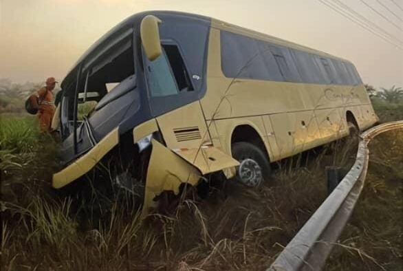 Imagem - Vídeo: homem morre esmagado por ônibus que tombou em estrada no Pará